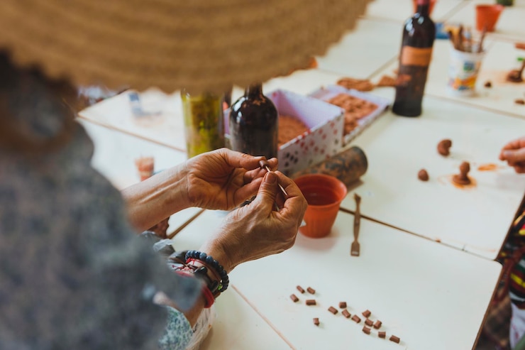 Photo une vieille enseignante montre à ses élèves comment faire de la poterie lors d'un atelier sur la culture canarienne.