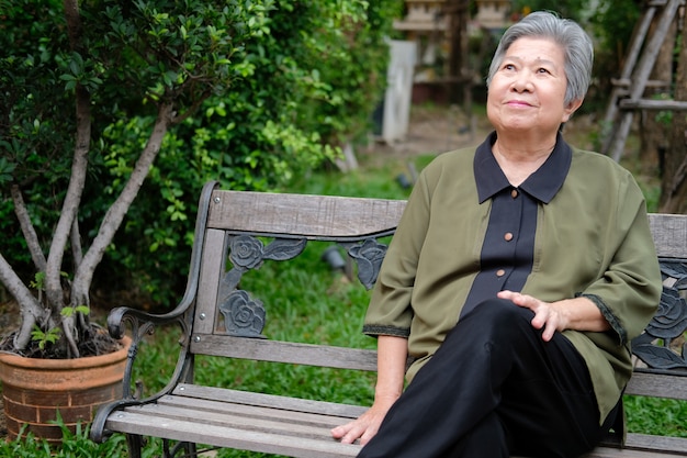 Vieille femme âgée au repos dans le parc. femme âgée se détendre en plein air. mode de vie senior