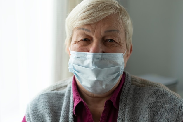 Photo vieille femme âgée dans un masque.