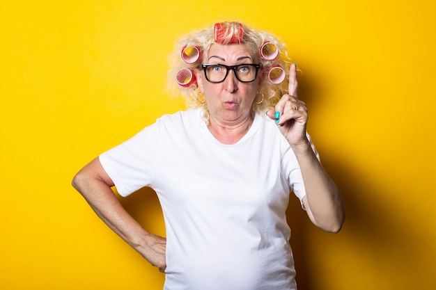 Vieille femme avec des bigoudis dans ses cheveux