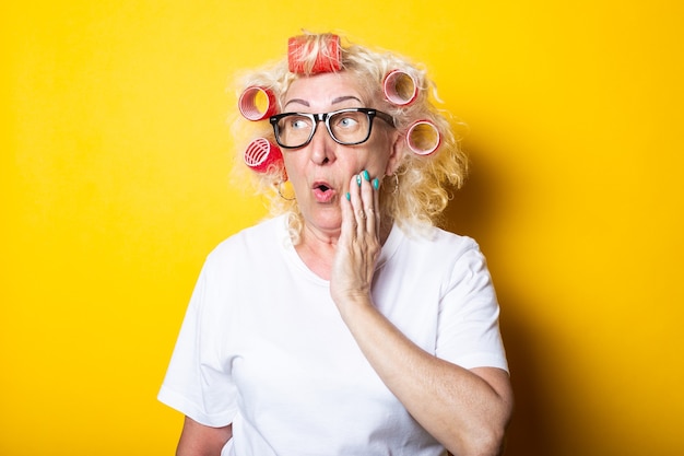 Photo vieille femme avec des bigoudis dans ses cheveux