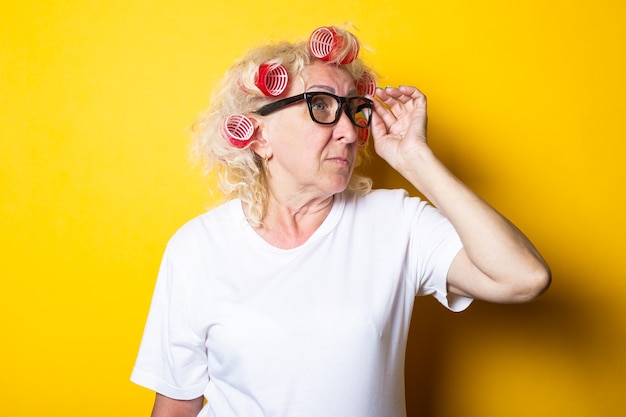 Vieille femme avec des bigoudis dans ses cheveux