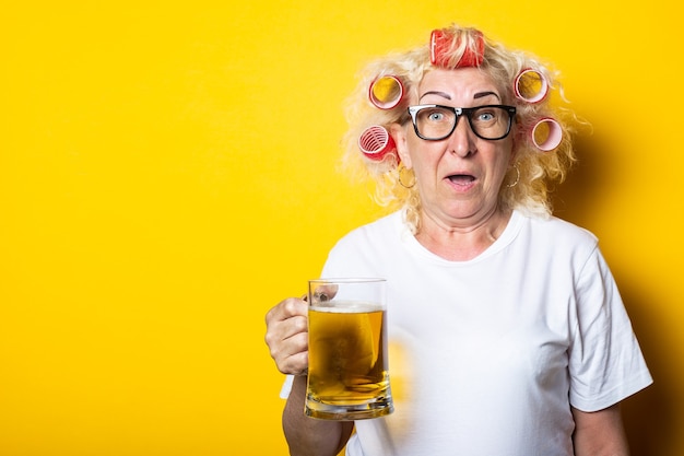 Vieille femme avec des bigoudis dans ses cheveux