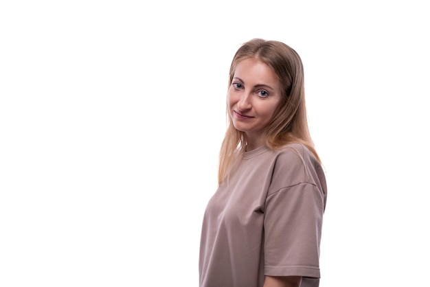 vieille femme blonde portant un t-shirt contre un fond de studio