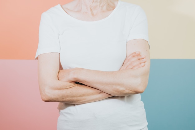 Vieille femme debout sur fond coloré isolé et souriant. Jeune femme vêtue d'un t-shirt blanc, espace de copie de t-shirt d'espace vierge, design, photo commerciale de shopping