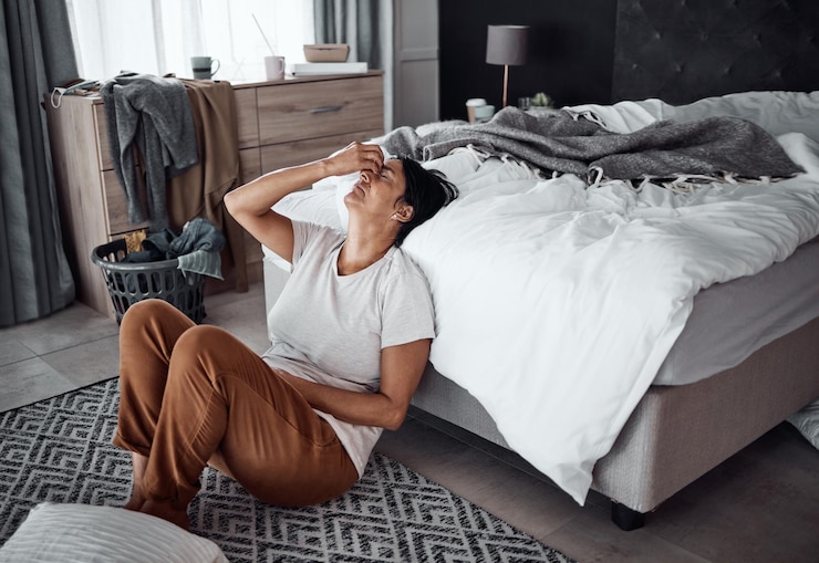 Photo vieille femme dépression et santé mentale triste et fatiguée par le stress psychologique et la crise de la vie avec chagrin à la maison la femme est déprimée bipolaire et épuisée avec fatigue retraite et douleur