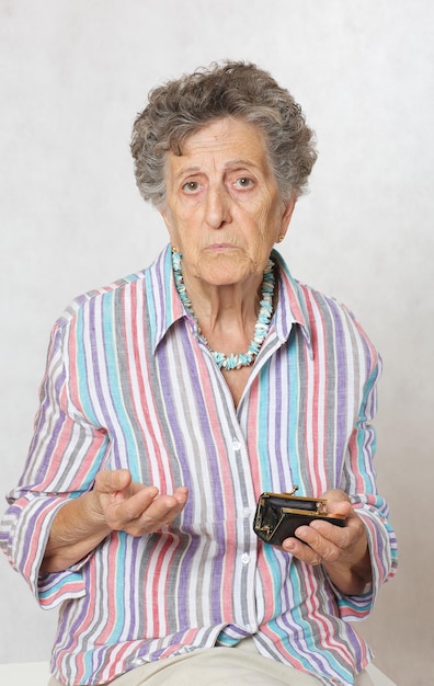 Une vieille femme entre 70 et 80 ans compte son épargne