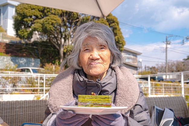 Vieille femme japonaise et un gâteau