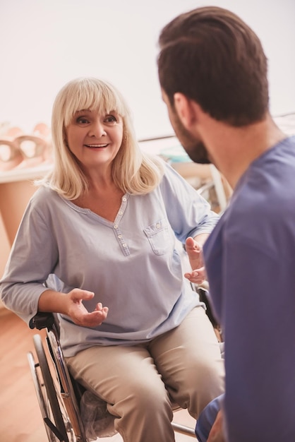 Vieille femme et médecin