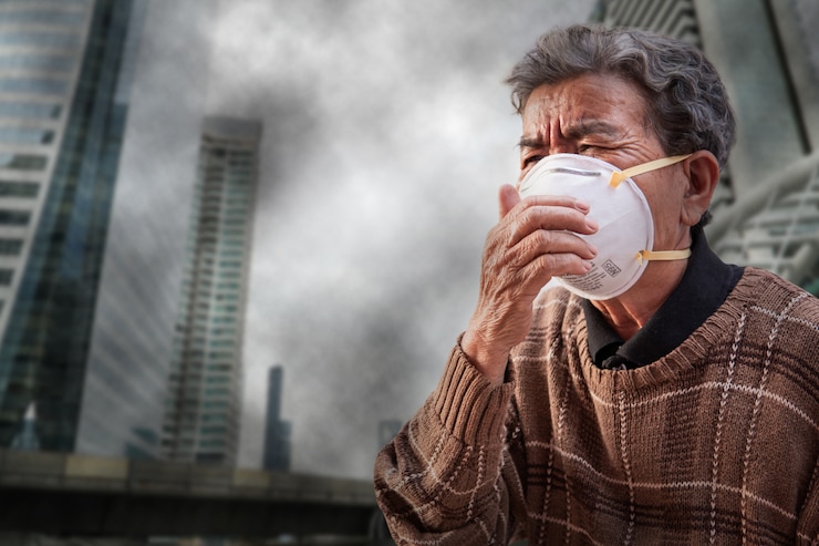 Photo vieille femme portant un masque peur problème pollution de l&#39;air en ville