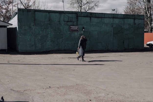 La vieille femme en promenade dans le parc