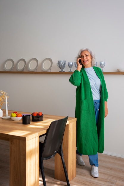 Photo une vieille femme qui passe du temps à la maison.