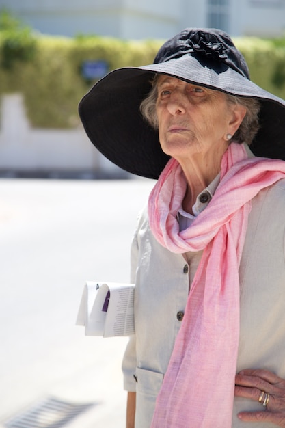 vieille femme de race blanche entre 70 et 80 ans en attente dans la rue