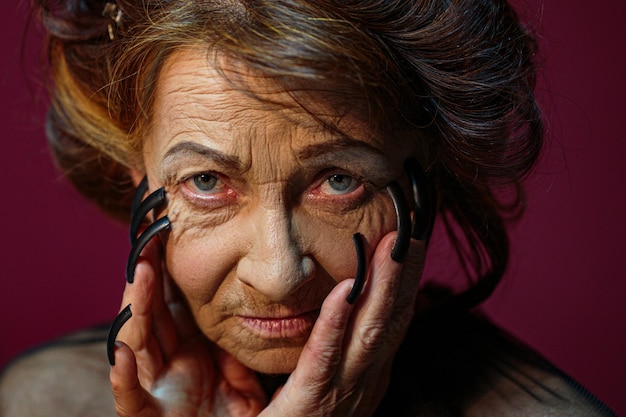 Vieille femme sorcière effrayante avec des ongles noirs. Femme d'Halloween.