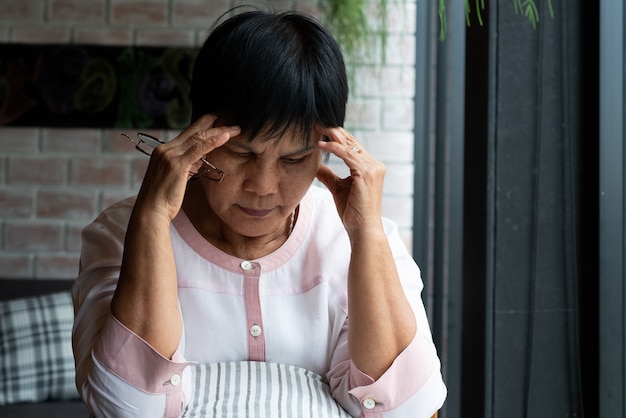 Vieille femme souffrant de maux de tête, stress, migraine, problème de santé