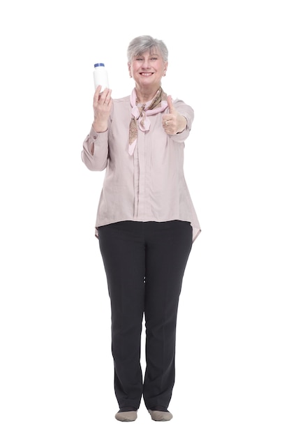 Vieille femme souriante avec désinfectant pour les mains isolé sur fond blanc