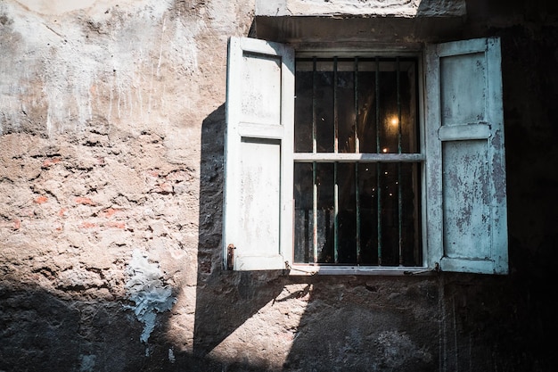 Photo vieille fenêtre antique sur le mur extérieur grunge industriel de grenier vieux murs et fenêtre de briques