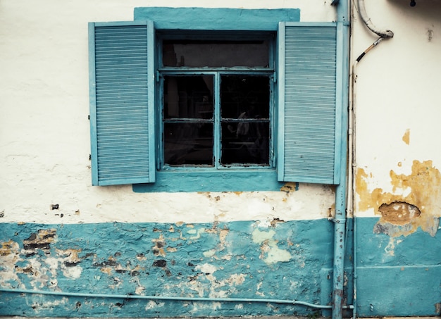 vieille fenêtre en bois bleu vintage Grèce style fond de béton blanc