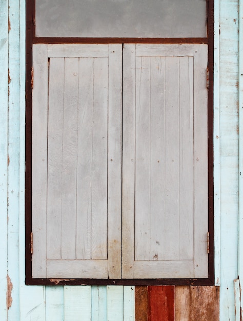 vieille fenêtre en bois sur le mur en bois