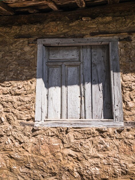 Vieille fenêtre en bois vintage vieilli architecture rugueuse fond de mur aucun peuple et espace de copie