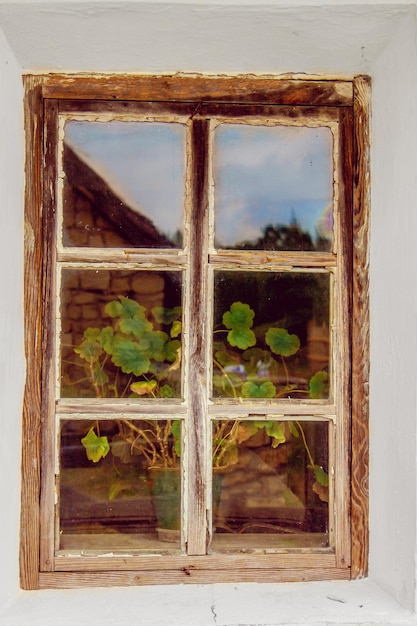 Vieille fenêtre avec un cadre en bois