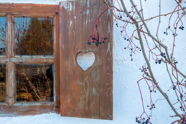 Vieille fenêtre dans une maison rustique.