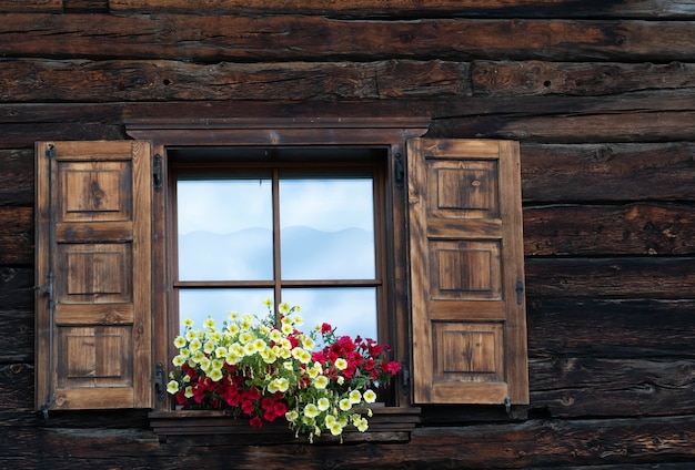 Une vieille fenêtre de maison de montagne