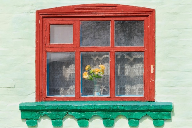 Vieille fenêtre peinte dans un immeuble résidentiel