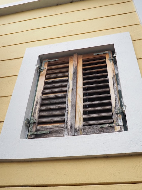 La vieille fenêtre avec volets fermés sur une vieille maison texture vintage herceg novi monténégro vieille pierre