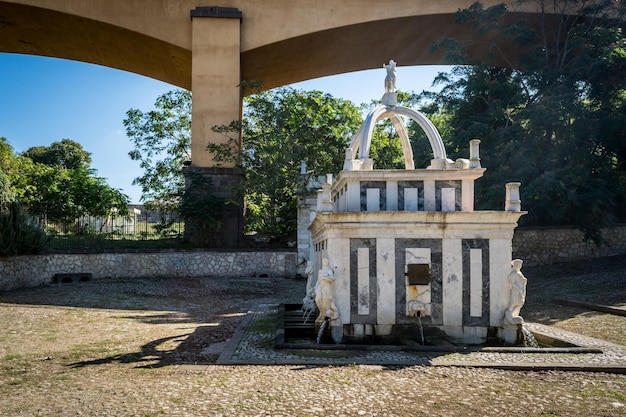 Vieille fontaine à l'intérieur de la ville