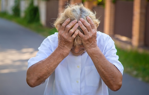 La vieille grand-mère a mal à la tête. Mise au point sélective. La nature.