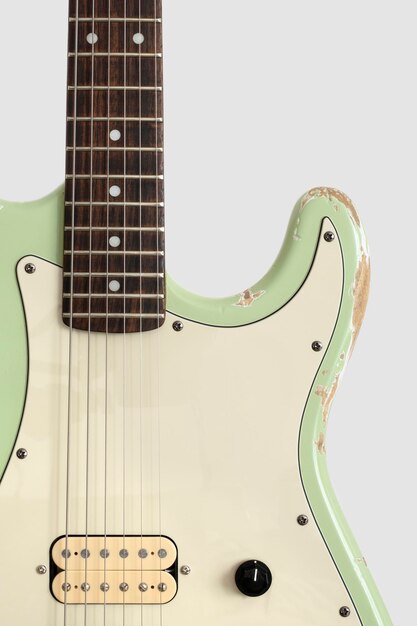 Vieille guitare électrique verte sur fond blanc