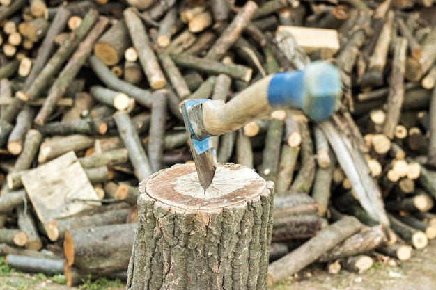 La vieille hache est poignardée dans une ruche en bois