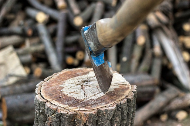 La vieille hache est poignardée dans une ruche en bois