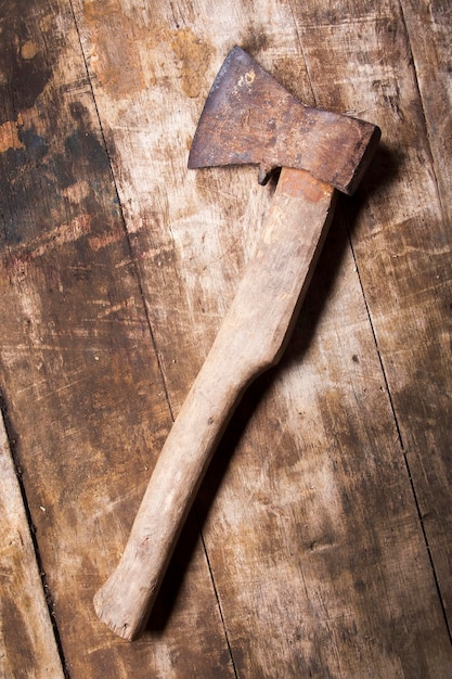 Vieille hache sur une table en bois