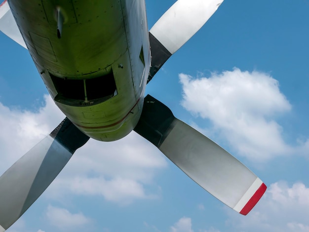 Une vieille hélice d'avion avec fond de ciel bleu