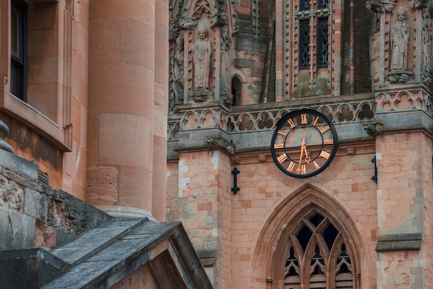 Vieille horloge sur le mur de l'église St Marys à Oxford en Angleterre