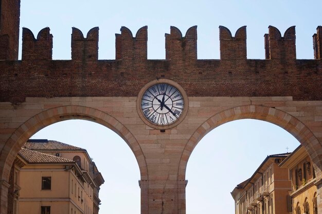 Vieille horloge sur le mur d'une forteresse défensive à Vérone