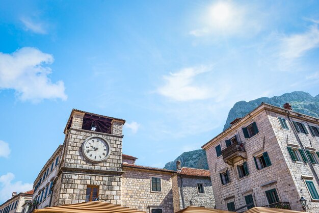 Vieille horloge de ville sur la tour à Kotor, Monténégro