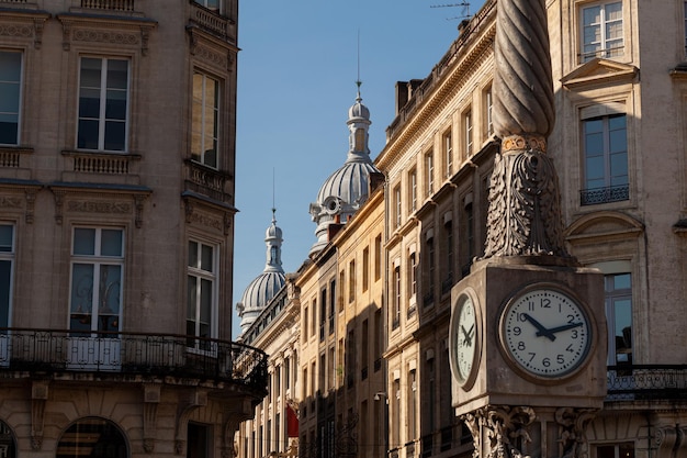 Vieille horloge vintage patinée dans les rues de Bordeaux