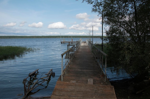 Une vieille jetée métallique avec garde-corps sur la Volga Oulianovsk