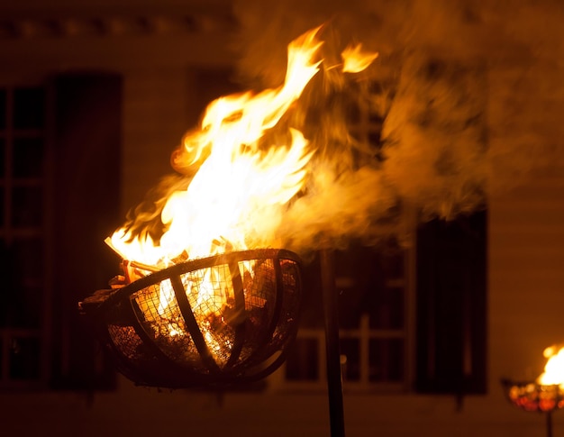 Vieille lampe de bois de chauffage dans la rue