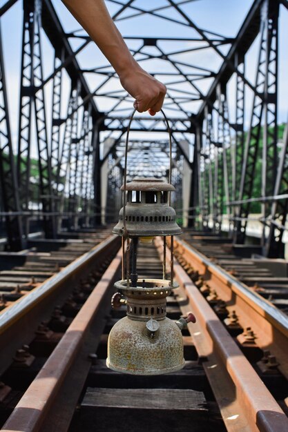 Photo vieille lampe sur le chemin du train