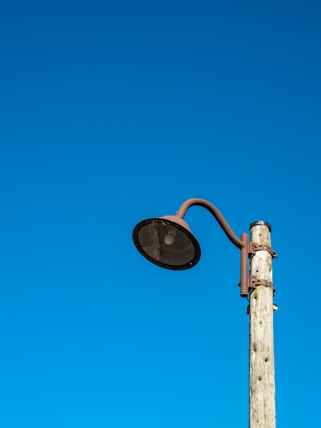 Vieille lampe dans le fond de ciel bleu