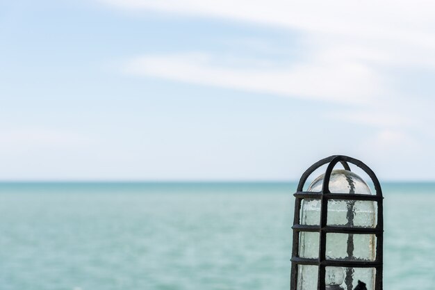 Vieille lampe vintage avec vue sur la mer.