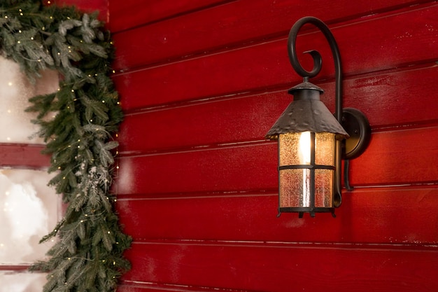 Photo vieille lanterne de noël sur fond de mur en bois lanterne de rue décorée pour noël lanterne noire en fer brûlant