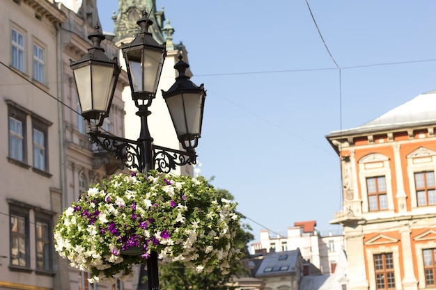 Vieille lanterne sur place à Lviv. Ukraine occidentale