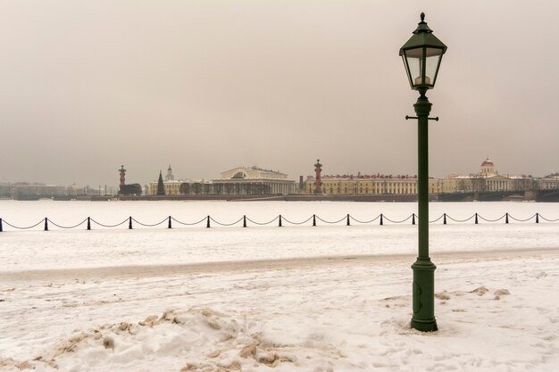 Vieille lanterne sur le quai de la Neva