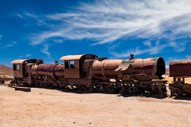 Vieille locomotive rouillée abandonnée dans le cimetière de train d'Uyuni Bolivie