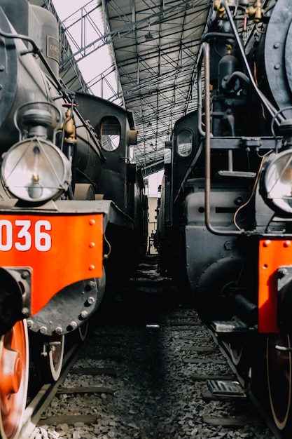 vieille locomotive à vapeur à la campagne